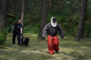 Policjantka z psem i pozorant.