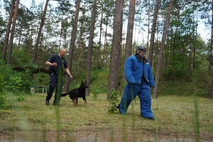 policjant z psem i pozorant.