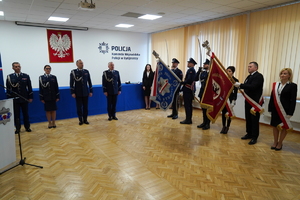 uroczystość z okazji Dnia Służby Cywilnej, wyróżnieni pracownicy otrzymują odznaczenia i gratulacje od Komendanta Wojewódzkiego Policji w Bydgoszczy