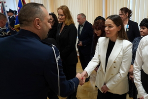 uroczystość z okazji Dnia Służby Cywilnej, wyróżnieni pracownicy otrzymują odznaczenia i gratulacje od Komendanta Wojewódzkiego Policji w Bydgoszczy