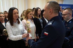 uroczystość z okazji Dnia Służby Cywilnej, wyróżnieni pracownicy otrzymują odznaczenia i gratulacje od Komendanta Wojewódzkiego Policji w Bydgoszczy