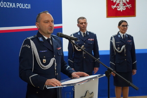 uroczystość z okazji Dnia Służby Cywilnej, wyróżnieni pracownicy otrzymują odznaczenia i gratulacje od Komendanta Wojewódzkiego Policji w Bydgoszczy