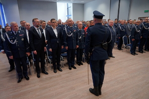 &quot;Kryształowe Serca&quot; oraz odznaczenia wręczone policjantom z regionu oraz zaproszonym gościom. Przemówienia zaproszonych gości oraz gratulacje dla policjanta od uratowanego mężczyzny