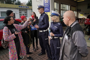 policjanci rozmawiają z dziennikarzami