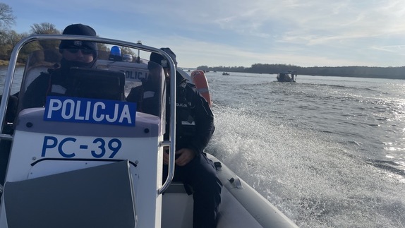 Ćwiczenia policjantów i ratowników wodnych na Wiśle i Drwęcy
