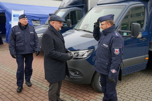 Przekazanie policjantom kluczyków do nowych pojazdów