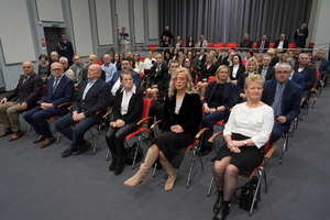 ujęcie na zaproszonych gości siedzących na krzesłach