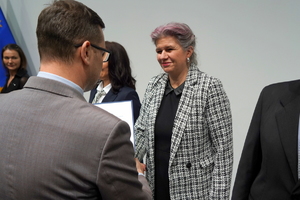 wyróżnieni otrzymują gratulacje od Wojewody