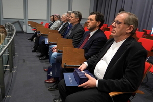 ujęcia na osoby siedzące na krzesłach