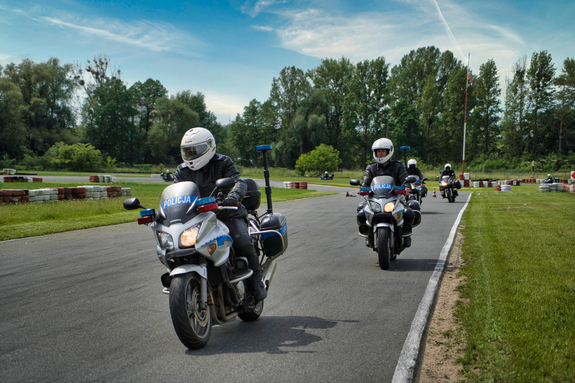 Motocykliści wracają na drogi - policjanci przypominają o zasadach bezpieczeństwa