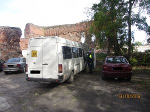 Policjanci kontrolują autobusy szkolne