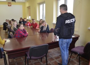 Uczniowie podstawówki odwiedzili policjantów