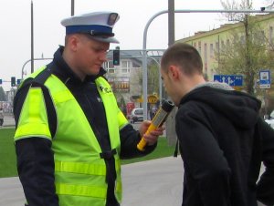 Zbadał się czy jest trzeźwy, a potem…. pijany wsiadł za kierownicę