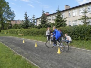 Dzielnicowy egzaminował przyszłych rowerzystów