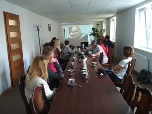 Uczestnicy spotkania oglądają wyświetlane filmy