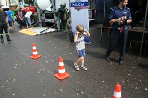 dziecko w założonych akularach tzw. alkogoglach pokonuje tor przeszkód