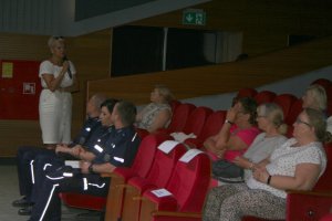 jeden z uczestników debaty siedzący na widowni udziela wypowiedzi