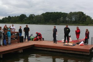 policjantka prowadzi prelekcje nt. bezpieczenstwa