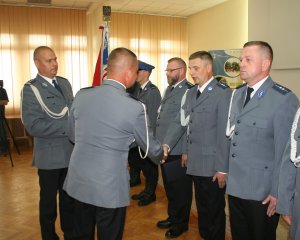 Komendant Wojewódzki Policji w Rypinie wspólnie z komendantem Powiatowym policji w Rypinie wręczają akty mianowania na wyższe stopnie policji