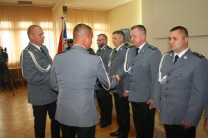 Komendant Wojewódzki Policji w Rypinie wspólnie z komendantem Powiatowym policji w Rypinie wręczają akty mianowania na wyższe stopnie policji