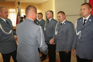 Komendant Wojewódzki Policji w Rypinie wspólnie z komendantem Powiatowym policji w Rypinie wręczają akty mianowania na wyższe stopnie policji