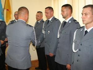 Komendant Wojewódzki Policji w Rypinie wspólnie z komendantem Powiatowym policji w Rypinie wręczają akty mianowania na wyższe stopnie policji