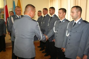 Komendant Wojewódzki Policji w Rypinie wspólnie z komendantem Powiatowym policji w Rypinie wręczają akty mianowania na wyższe stopnie policji