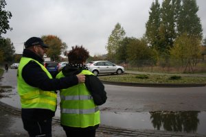 policjant zakąłda kamizelke rowerzystce