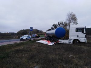 na drodze stoi radiowóz obok ciężarówka w rowie