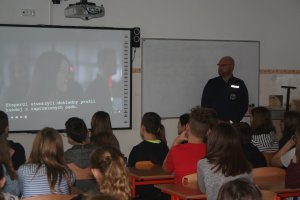 policjant prezentuje film edukacyjny