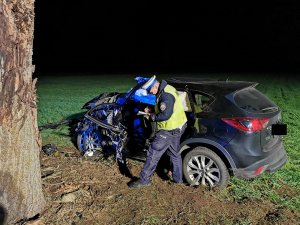 policjant robi oględziny rozbitego pojazdu