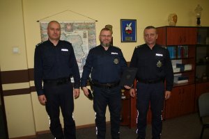 zdjecie komendantów z policjantem