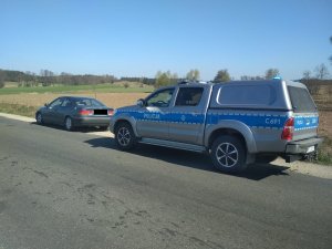 radiowóz policyjny stojący za zatrzymanym pojazdem honda