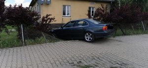 pojazd bmw, który wjechał w posesje