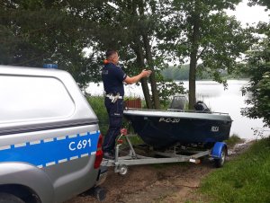 policjanci wodujący łódkę
