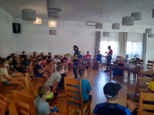 policjantka rozdaje opaski odblaskowe