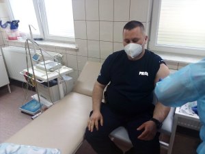 policjant przyjmuje szczepionke