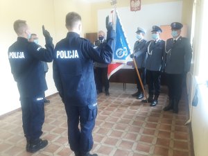 dwóch nowych policjantów składa uroczysta przysięgę