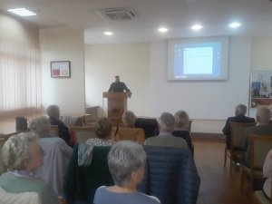 policjant wygłaszający prelekcje