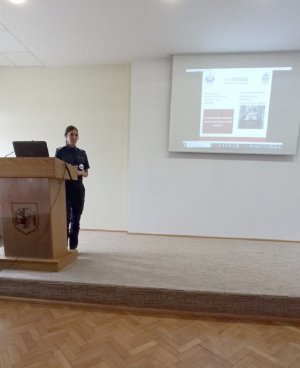 policjantka wygłaszajaca prelekcje