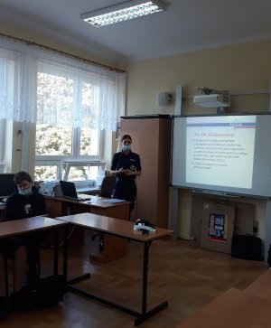 policjantka prowadzi prelekcje dla uczniów