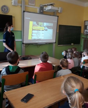 policjantka prowadzi prelekcje dla uczniów