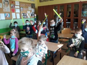 policjantka prowadzi prelekcje dla uczniów