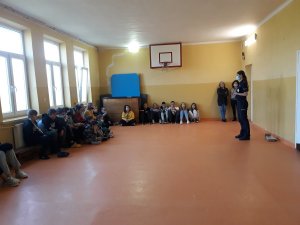 policjantka prowadzi prelekcje dla uczniów