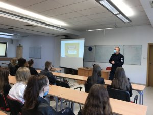 policjant prowadzi prelekcje z uczniami