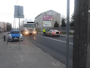 policjanci sprawdzają trzexwosc kierowców