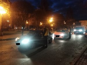 policjanci sprawdzają trzexwosc kierowców