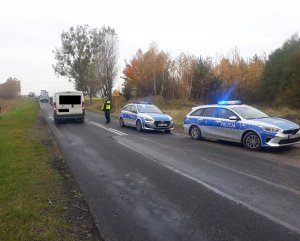 policjant stojący na drodze kieruje ruchem