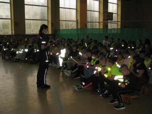 policjantka prowadzi prelekcję dla dzieci