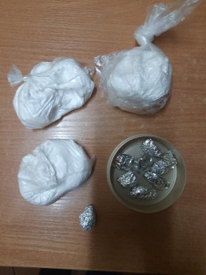 zabezpieczone narkotyki w foliowych woreczkach i aluminiowych zawiniątkach